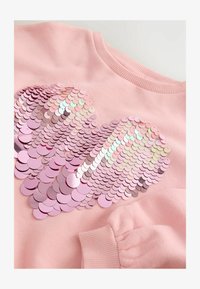 Atlasīts, pink sequin heart