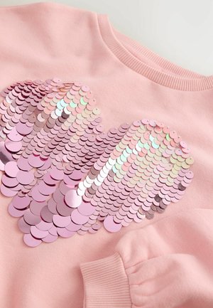 Rosa Sweatshirt mit einem großen Herzdesign, das aus glänzenden, überlappenden rosa und schillernden Pailletten besteht; gerippter Kragen und Ärmelbündchen.