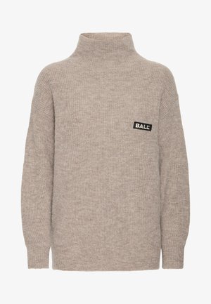 Bež turtleneck pulover, izdelan iz mehkega pletenega materiala, s sproščenim krojem, rebrasto teksturo in majhnim črnim logotipnim obližem na prsih.