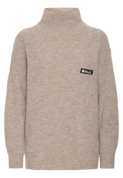 Bežový rolák vyrobený z měkké pleteniny, s volným střihem, žebrovanou texturou a malou černou logem na hrudi.