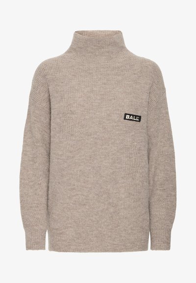 Bežový rolák vyrobený z měkké pleteniny, s volným střihem, žebrovanou texturou a malou černou logem na hrudi.