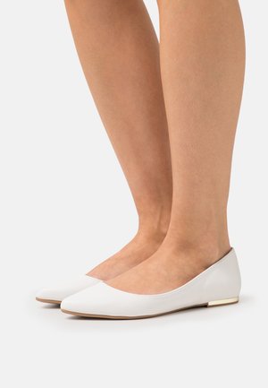 Witte leren ballerina's met een puntige neus en lage hak, met een gladde textuur en minimalistisch ontwerp.