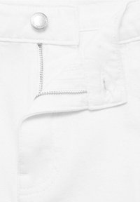 Jean en denim blanc avec une fermeture éclair argentée, bouton, et une texture lisse avec des coutures visibles le long des poches et des coutures.