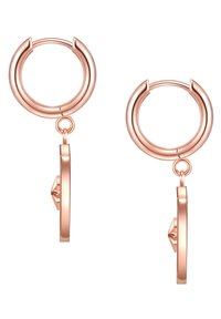 Aros de aro en metal de oro rosa con un acabado elegante; el componente colgante presenta una forma geométrica y acentos pulidos.