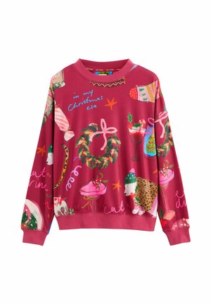 Roter Weihnachts-Pullover mit bunten Feiertagskränzen, Desserts, Getränken, einem Bären in einer Wintermütze und festlichen Textmustern.