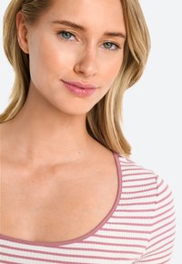Gestreiftes Oberteil in Hellrosa und Weiß, gerippte Textur, Rundhalsausschnitt mit passendem Saum. Bietet eine schmeichelhafte Passform und ein lässiges Design.