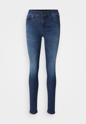 Slim fit kavbojke v temno modrem denimu s posvetlitvijo. Imajo klasičen dizajn s petimi žepi in gumbasto zaklepanje v pasu.