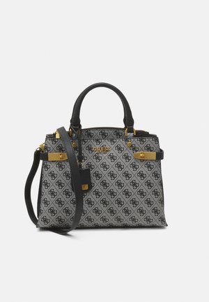 Graue und schwarze Guess-Handtasche mit Monogramm-Muster, schwarzen Griffen, abnehmbarem Schulterriemen und goldfarbenen Metallakzenten.