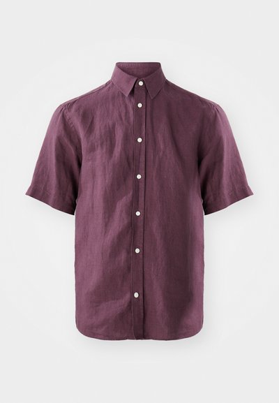 Kreklu ar īsām piedurknēm, ar pogām, tumši purpura krāsā, izgatavots no lina, ar klasisku kakla pogu un baltām pogām, uzrādot teksturētu audumu.