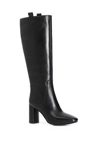 Bota de cuero negro hasta la rodilla con punta afilada y tacón ancho. Incluye tiradores en la parte superior para mayor facilidad al ponérselas. Textura suave.