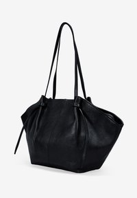 Bolso tote de cuero negro con una textura suave, forma redondeada, dos largas asas y lados gathered. Presenta un interior espacioso para un fácil acceso.