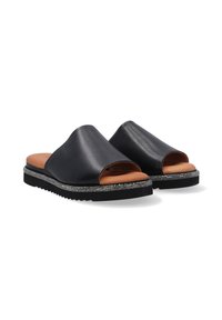 Černé kožené sandály na slip-on s otevřenou špičkou, hnědou stélkou a texturovanou černou podešví se dekorativním stříbrným akcentem.