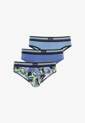 Tre paia di slip da uomo in vari design: uno blu chiaro uniforme, uno blu a righe e uno navy con motivi di foglie tropicali. Ognuno ha un elastico a contrasto.