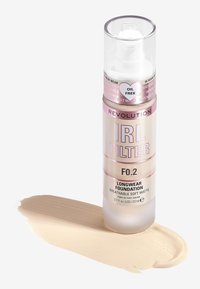 Langvarig foundation i klar sylinderflaske med en rosa etikett, utstyrt med pumpe-dispenser. Nyanse F0.2 med en kremet beige prøvestripe under.