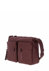 Sac messager bordeaux en tissu texturé, possédant deux poches zippées à l'avant et une bandoulière ajustable. Comprend des détails de marque.