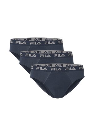 Tre slip da uomo blu navy con fascia elastica grigia con il nome del marchio FILA in lettere bianche.