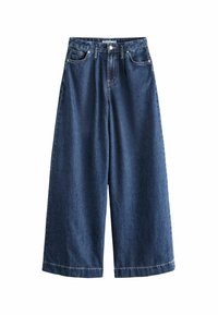 Jean en denim bleu foncé à jambes larges avec bouton et fermeture éclair à l’avant, passants de ceinture et poches avant sur fond blanc.