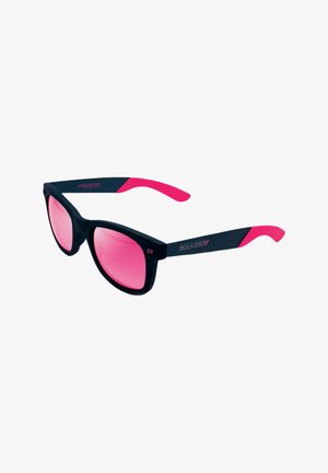 Gafas de sol negras y rosas con un acabado mate. Presentan lentes espejados rosas, patillas texturizadas negras y la marca 'SHULL RIDER 77'.