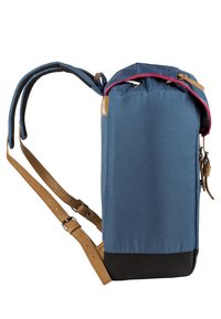 Sac à dos en tissu bleu avec un haut à cordon, des accents en cuir marron et un fond noir. Dispose de bretelles ajustables et d'une texture lisse.