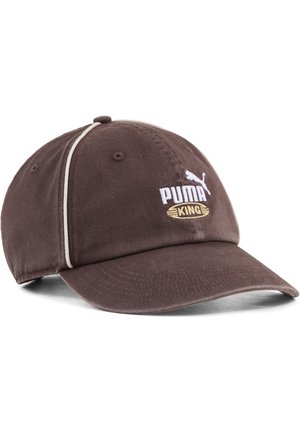 Cappellino da baseball Puma King marrone con rifiniture bianche e logo ricamato sul davanti, visiera curva e occhielli di ventilazione sulle pannelli superiori.