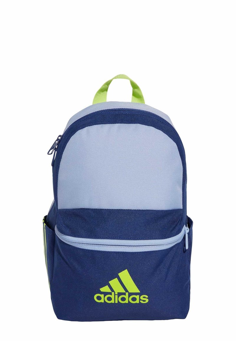 Mochila azul marino y celeste con un bolsillo frontal con cremallera, detalles verdes y un gran logo de Adidas. Fabricada en un tejido duradero con correas ajustables.