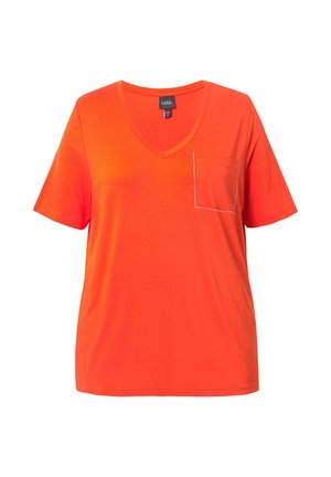 V-hals orange t-shirt lavet af blødt stof, med en lille brystlomme med hvid syning og korte ærmer.