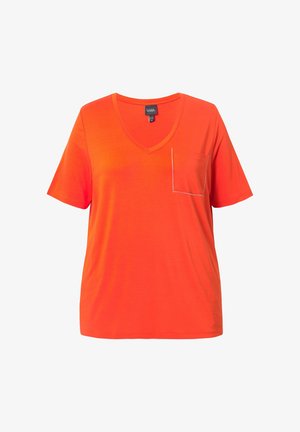 Pomarańczowy t-shirt z dekoltem w serek, wykonany z miękkiej tkaniny, z małą kieszonką na piersi z białym przeszyciem i krótkimi rękawami.