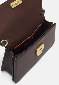 COACH JUNO BAG - Ručna torba - maple