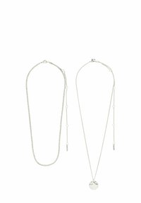 Silver-tonade halsband med en flätad kedja och en enkel hängande prydnad med en polerad rund design, som framhäver eleganta konturer och en slät yta.