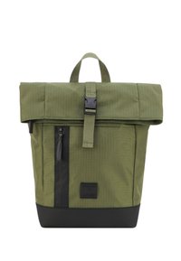 Grön rulle-topp ryggsäck gjord av texturerat tyg med svarta detaljer, inklusive en dragkedjeficka och ett robust handtag på toppen.