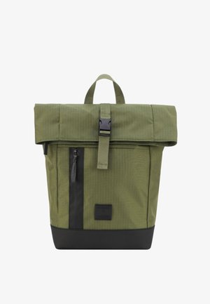 Sac à dos vert à rabat fabriqué en tissu texturé avec des accents noirs, comprenant une poche zippée et une poignée supérieure robuste.