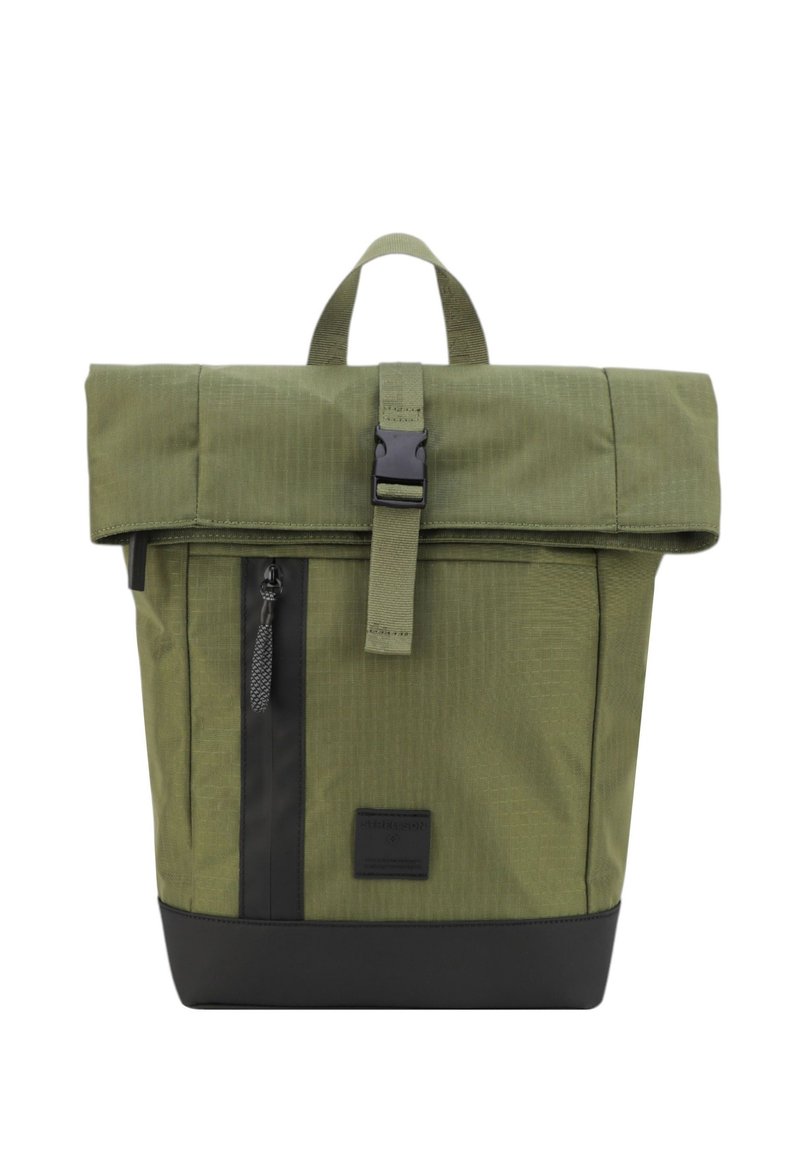 Grön rulle-topp ryggsäck gjord av texturerat tyg med svarta detaljer, inklusive en dragkedjeficka och ett robust handtag på toppen.