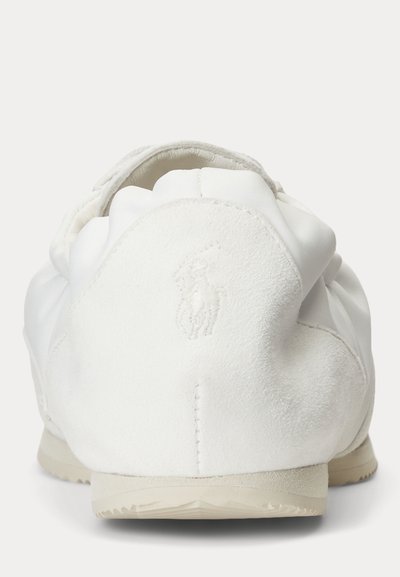 Baltos odos plokščias batelis, matomas iš nugaros, su įspaustu Polo Ralph Lauren logotipu ant kulno ir tekstūruotu guminio pado.