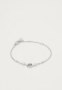 Bracciale in argento con perle bianche rotonde, un ciondolo ovale con design intrecciato e una chiusura sicura.