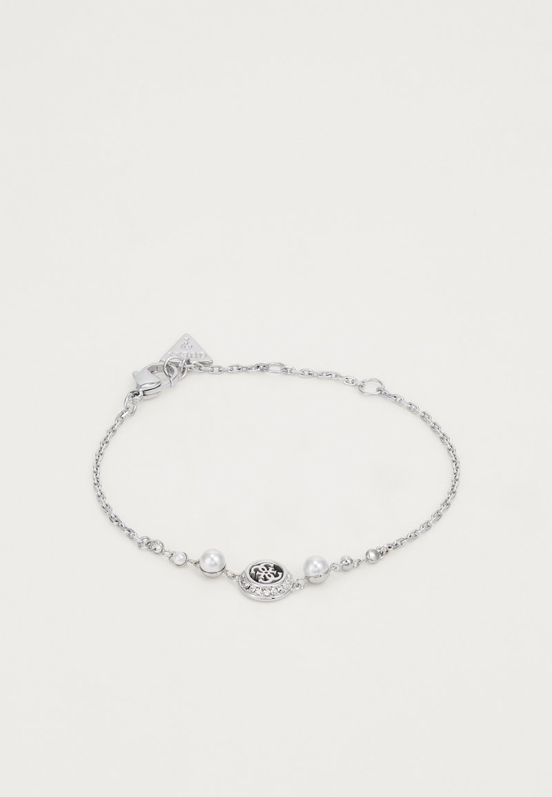 Bracciale in argento con perle bianche rotonde, un ciondolo ovale con design intrecciato e una chiusura sicura.