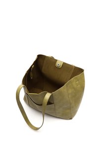 Zelená kožená taška cez plece s obľúbeným zakriveným tvarom, jedným ramenným popruhom a priestranným, nepodšívkovým interiérom so zapínaním na cvok.