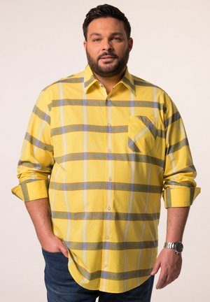 Gulternet ternet skjorte med blå og grå striber, en enkelt brystlomme og oprullede ærmer. Bæres med denim jeans.