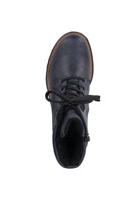 Botte en cuir marine avec un bout rond, design à lacets, surface texturée et une semelle en caoutchouc marron basse. Intérieur doublé d'un matériau doux.