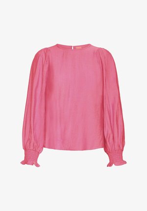 Långärmad rosa blus med rund halsringning, texturerat tyg och elastiska ärmslut med små volanger. Detalj med nyckelhål öppen bak.