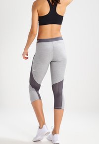 Nike Performance Pantaloncini 3/4 - grey