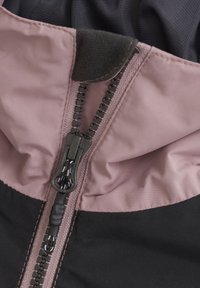 Giacca con zipper caratterizzata da un colletto rosa e un corpo nero, realizzata in un tessuto liscio con una finitura leggermente lucida e cuciture a contrasto.