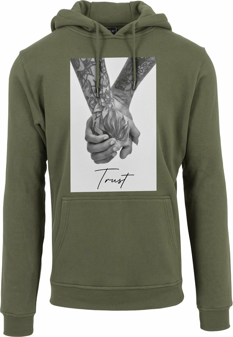 Sudadera verde oliva con una gráfica central de manos entrelazadas con tatuajes. El texto "Confianza" está incluido debajo de la gráfica. Corte clásico.