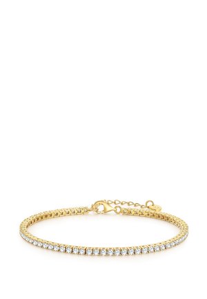 Pulsera de tenis de oro con piedras preciosas transparentes de corte redondo y un cierre de langosta con cadena ajustable sobre fondo blanco.