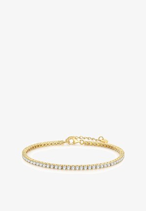 Guld tennisarmbånd med klare runde slebne ædelsten og en hummerlås med justerbar kæde på hvid baggrund.