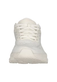 Weiße Sportchuhe mit einem atmungsaktiven Obermaterial aus Stoff, Schnürung und strukturiertem Profil. Verfügt über eine glatte, abgerundete Zehenpartie und ein minimalistisch gestaltetes Design.