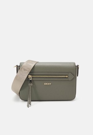 Olivengrøn DKNY crossbody taske med lynlåslomme foran, gyldent logo og bred beige rem med præget DKNY-bogstaver.