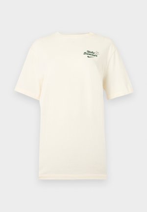 Valgekirju lühikeste varrukatega Nike T-särk, millel on üleval vasakul rinnal roheline "Nike Summer" tekst ja väike päikese graafika.