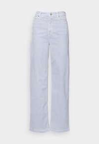 Calças largas de tom azul claro, feitas de um tecido texturizado, com fecho de botão e design de cinco bolsos. Corte roto e comprimento total.