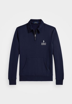 Námornícky sveter s štvrťzipom vyrobený z mäkkého materiálu, ktorý má prednú kapsu a vyšívané logo na ľavej hrudi pre detaily.