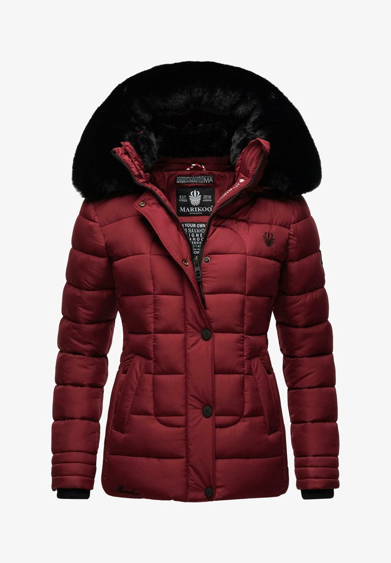 Rød vattert jakke med hette i svart kunstpels, trykknap- og glidelåslukking, samt to frontlommer. Har quiltet tekstur og merkevarenavn.